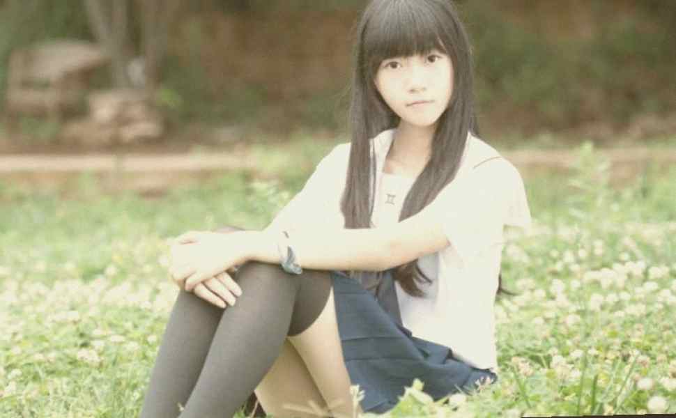 网络红人“raisinslut”大尺度视频引热议：性感身材成焦点
