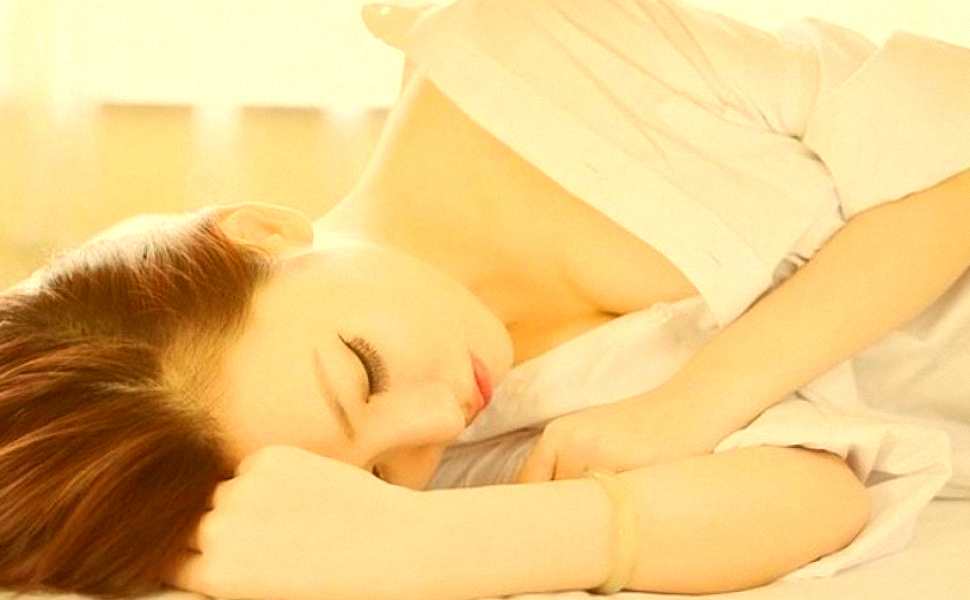 短发女学生疑遭中年男子诱骗租屋，被怀疑使用药物后发生性行为，多图流出引关注