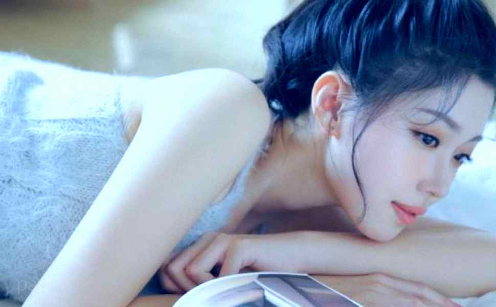 大街上的疯狂一幕：老翁当众猥亵醉酒女子，围观者无人出手制止引反思