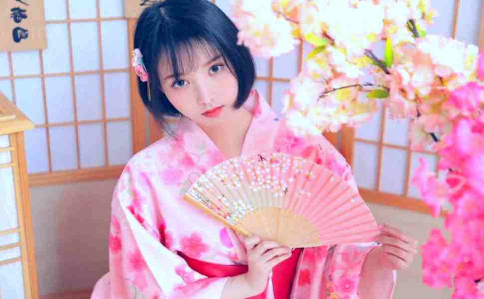 新加坡留学美女回国后在外网走红，前男友因情生恨曝光私密视频引热议：好身材遭围观