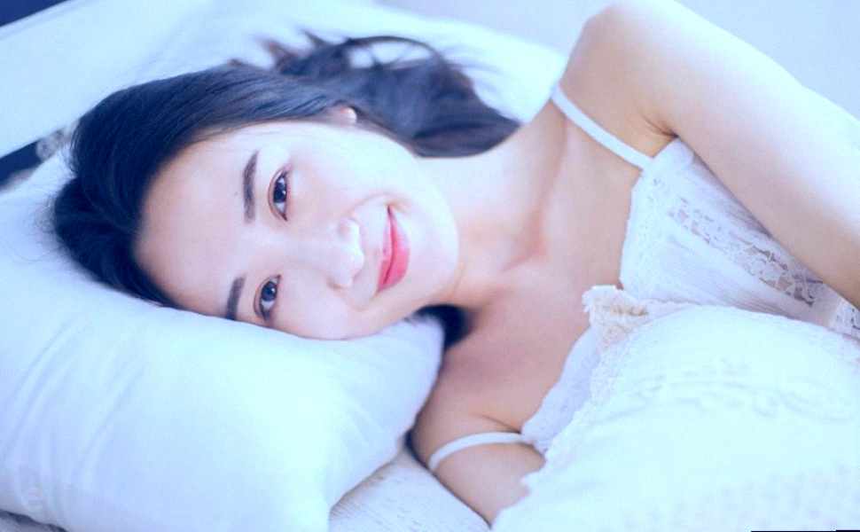 户外场景揭秘：20岁女子与外国男性亲密行为细节描述